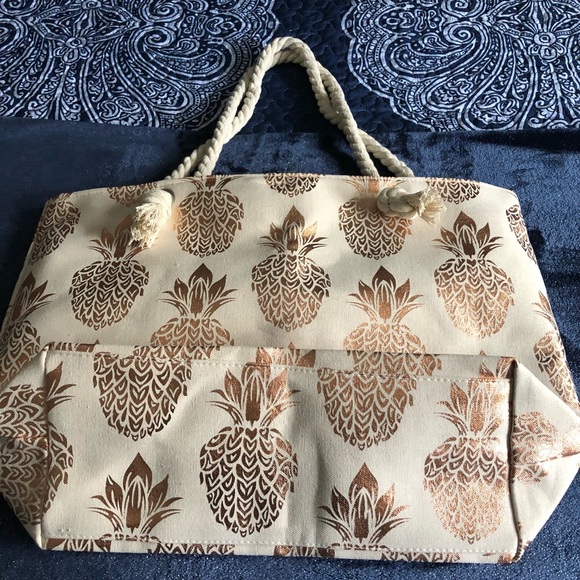 Super fun lightweight beach bag with pineapple design✨ - Picture 12 of 13
